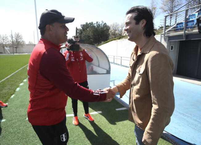 Santiago Solari visitó entrenamiento de Perú.   