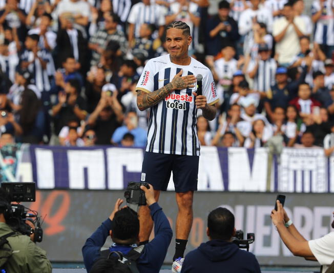 Paolo Guerrero en su presentación con Alianza Lima en Matute.   