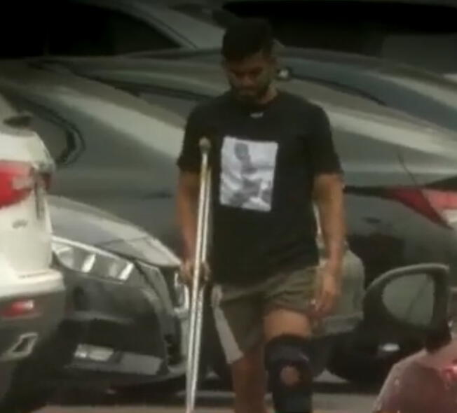  Andrés Andrade se retiró de Matute con la ayuda de muletas. (Foto: Canal N)   