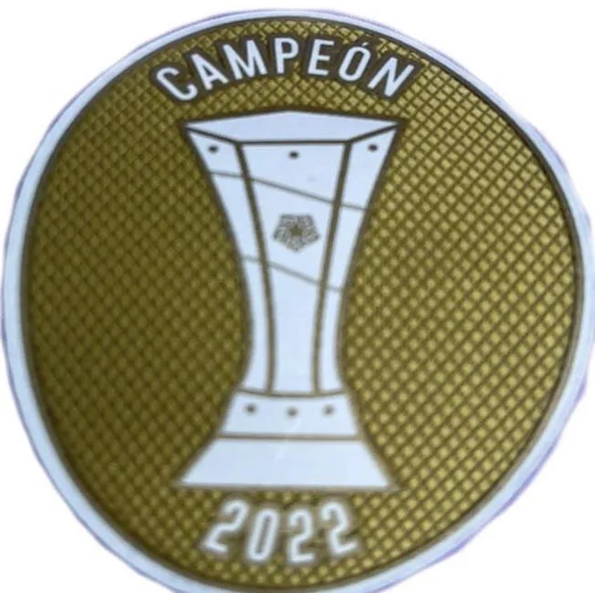 Alianza Lima y el parche que usará como campeón del 2023.   