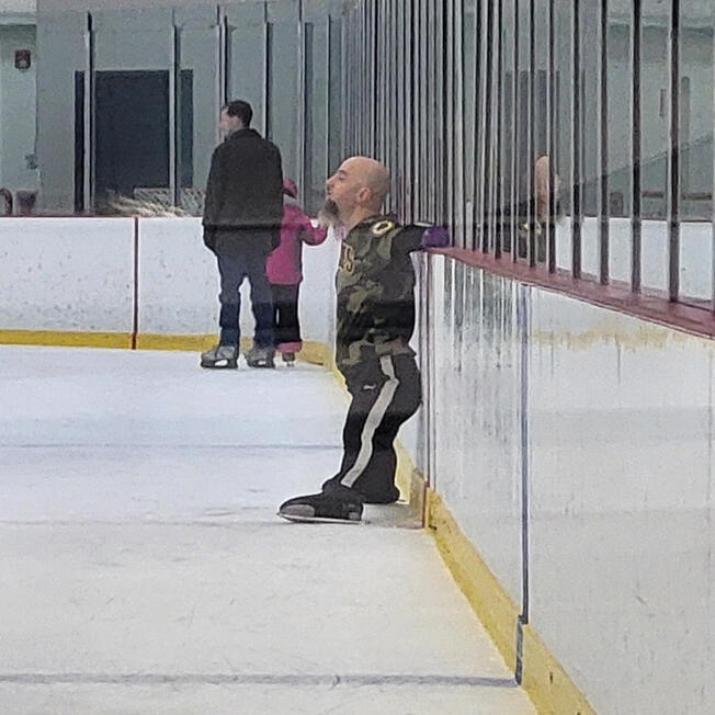 Calentando y estirándose antes de patinar (Foto: JustGiraffable en reddit)   