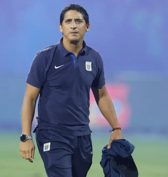Guillermo Salas dejó la dirección técnica de Alianza Lima.   