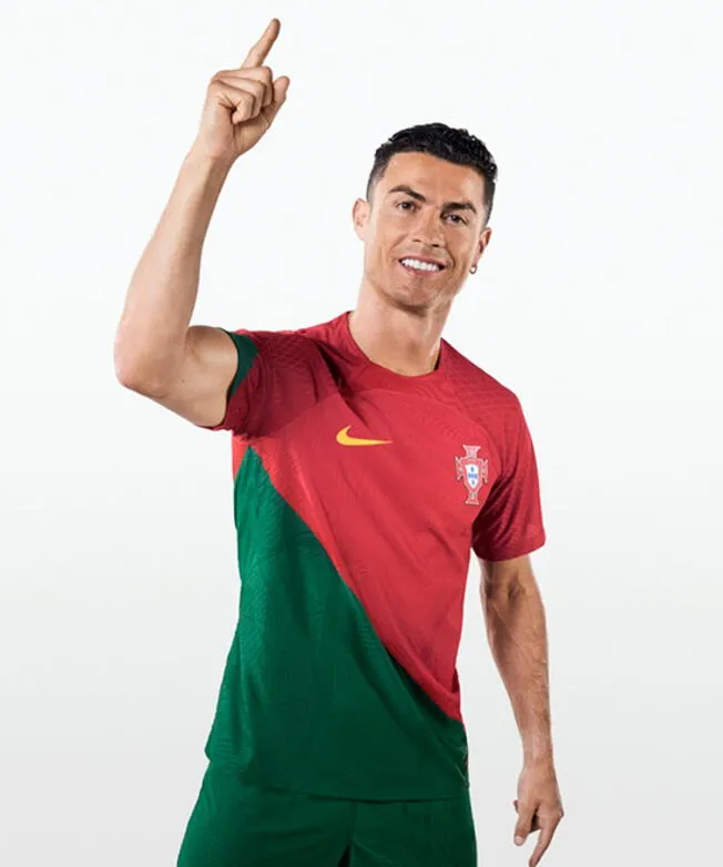 Desigualdad Exquisito crédito Cristiano Ronaldo Portugal presento su remodelada camiseta para el Mundial  Qatar 2022 FIFA Nike video
