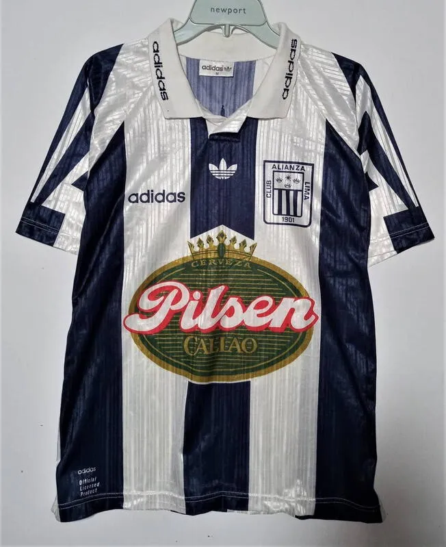 Alianza Lima y su camiseta titular para la temporada 1996.   
