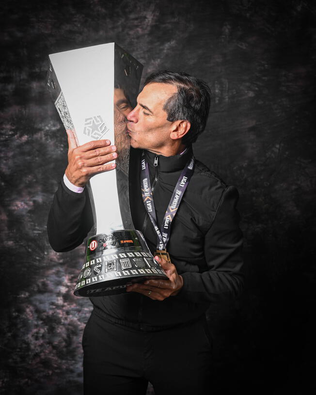 Fabián Bustos fue la mente maestra en el bicampeonato de Universitario en 2024. Foto: Liga de Fútbol Profesional   