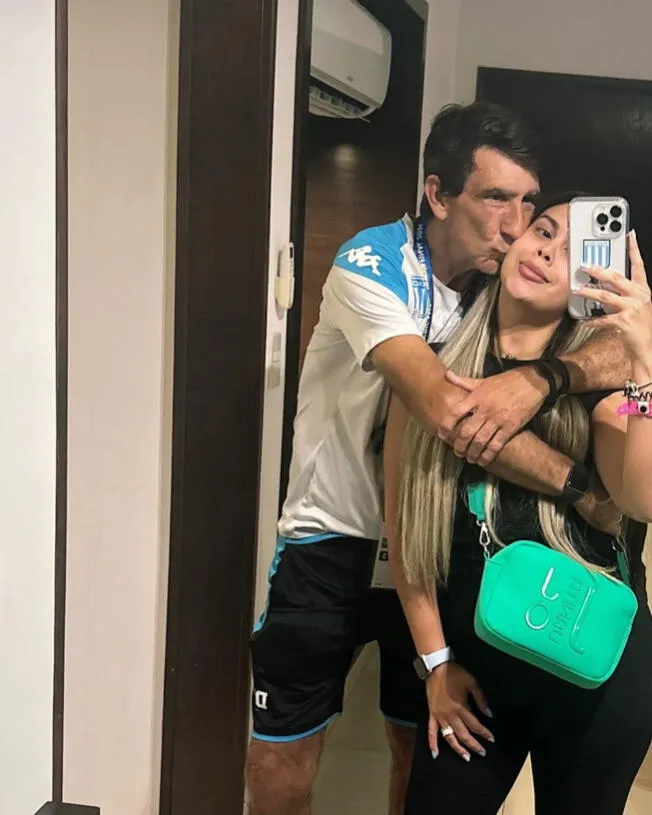 Gustavo Costas junto a su esposa Zully Ayala. (Foto viralizada en X)   