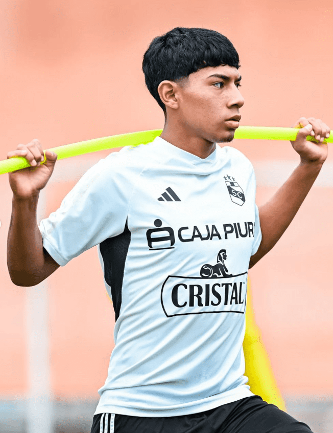 Maxloren Castro entrenando con el primer equipo de Cristal.   