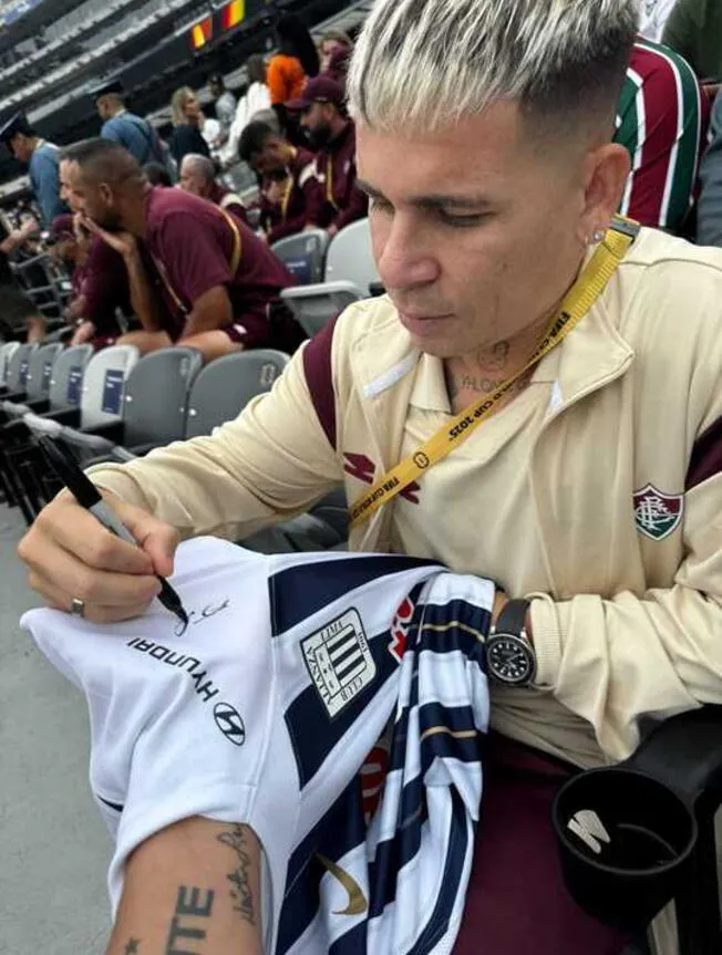 Yeferson Soteldo firmó camiseta de Alianza Lima.   