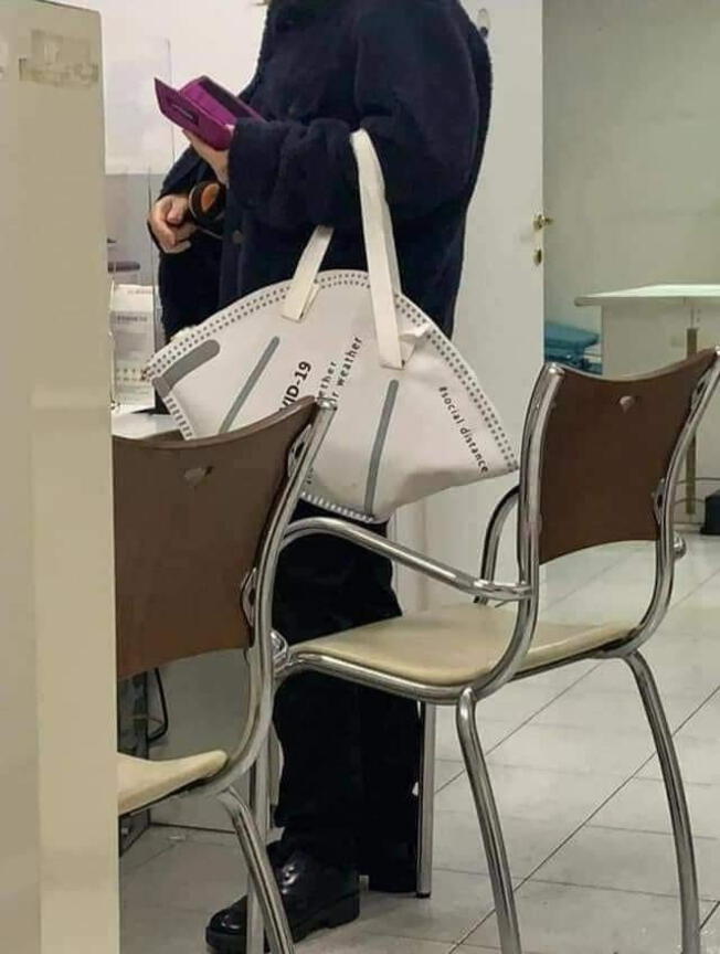 Joven utiliza una cartera con forma de mascarilla y se vuelve