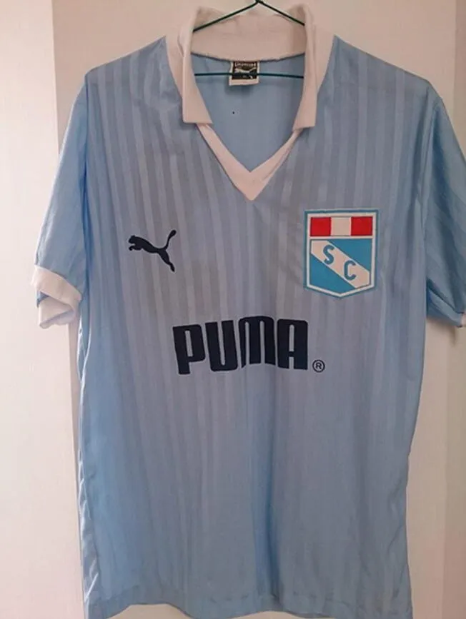 Puma y la camiseta que diseño para Sporting Cristal en 1990.   