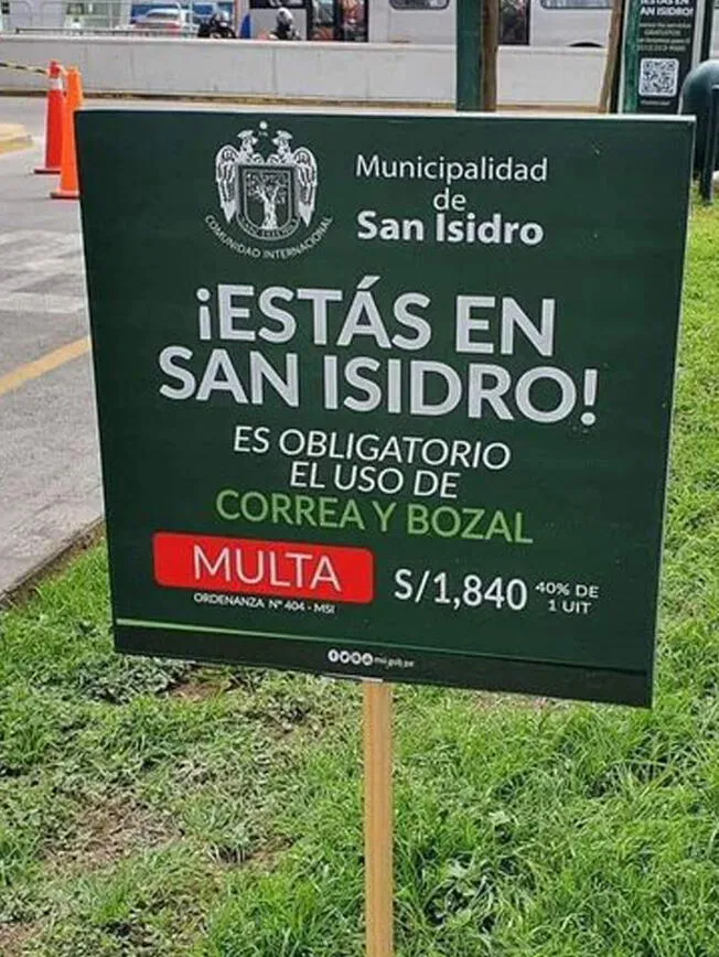 Uso obligarotio de correa y bozal sin saber si es para una mascota / Foto: Twitter   