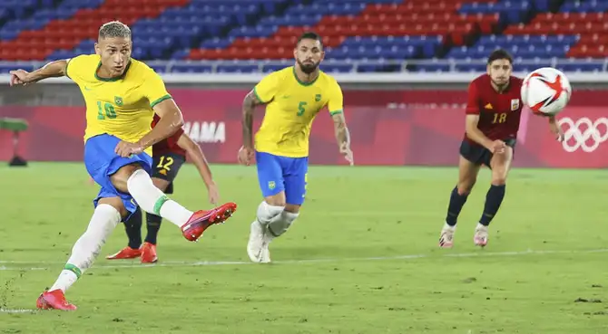 Richarlison falla penal ante España en la final de Tokio 2020 Richarlison falla penal ante España en la final de Tokio 2020