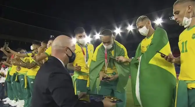 Richarlison llama a Infantino calvo en premiación de medallas tokio 2020 Richarlison llama a Infantino calvo en premiación de medallas tokio 2020