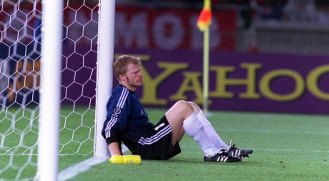 Oliver Kahn, capitán de Alemania en el Mundial 2002, abatido tras perder la final ante Brasil