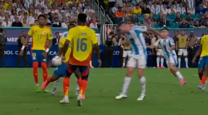 Argentina reclamó una mano de Cuesta tras cabezazo de Mac Allister. Argentina reclamó una mano de Cuesta tras cabezazo de Mac Allister.