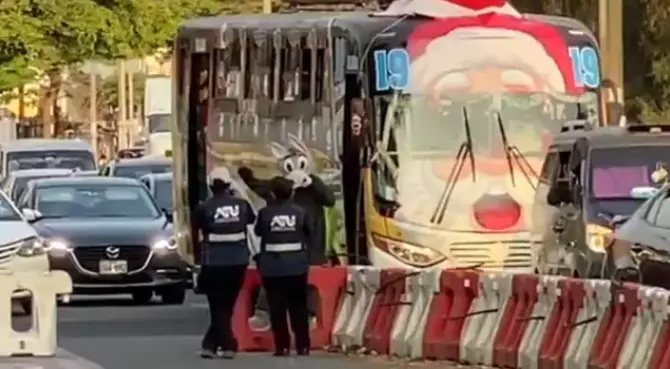 Agentes de la ATU quedaron sorprendidos con el Burrito de transporte público y grabaron el momento. Agentes de la ATU quedaron sorprendidos con el Burrito de transporte público y grabaron el momento.