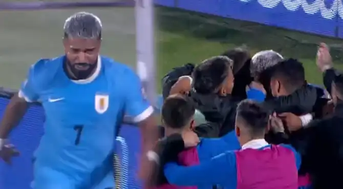 Aguirre marca el 1-0 de Uruguay ante Venezuela.