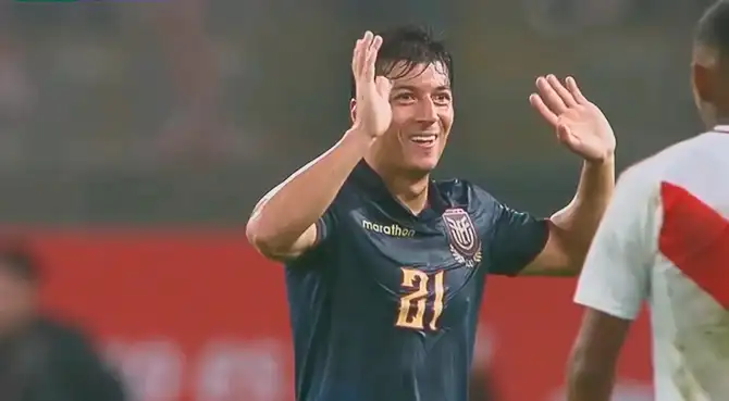 Alan Franco se va expulsado en el Perú vs Ecuador.