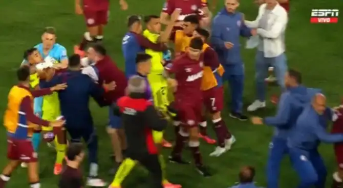 Jugadores de Lanús y U. de Chile se pelearon tras finalizar el partido