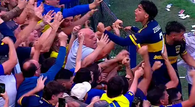Gol de Boca Juniors por obra de Exequiel Zeballos. Gol de Boca Juniors por obra de Exequiel Zeballos.