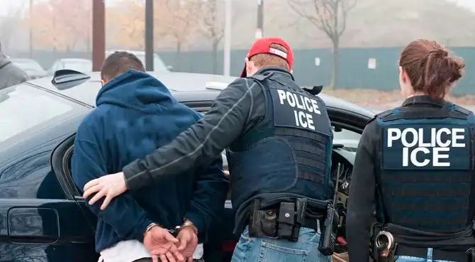 Las frases en español que te protegerán en una redada de ICE.