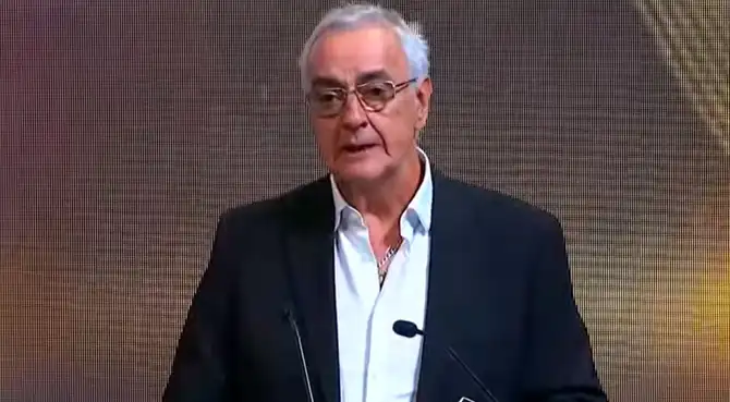 Jorge Fossati se emocionó tras ser elegido como el mejor entrenador de la Liga 1 2025.