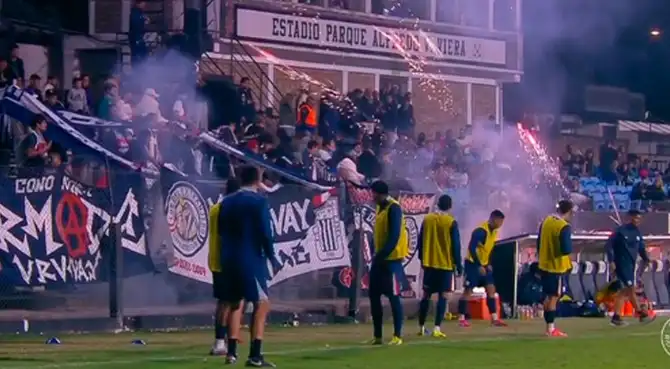 Explotó pirotecnia cerca de los jugadores de Alianza Lima.