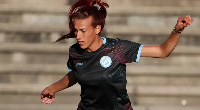 La primera futbolista transgeneró en la máxima categoría.