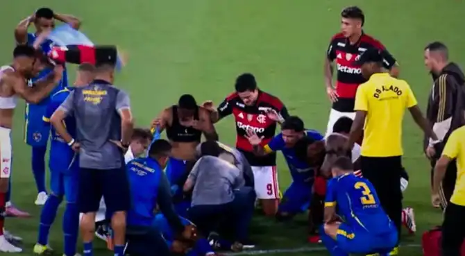 Futbolistas de Flamengo se pusieron a rezar tras convulsión de Alexandre Souza en pleno partido