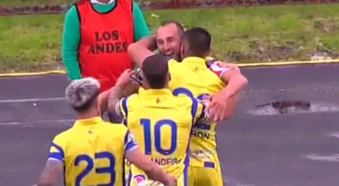 Gol de Hernán Barcos para el 1-0 de FC Cajamarca ante Deportivo Garcilaso.