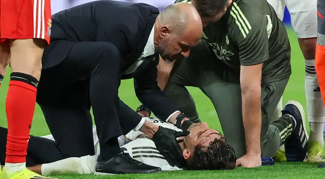 Raúl Asencio terminó sentido tras choque con Eduardo Camavinga en Real Madrid.