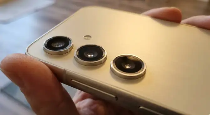 Este celular tienen pequeñas dimensiones, pero su funcionamiento es espectacular.