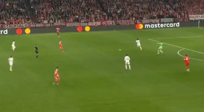 Manuel Neuer falló a la hora de dar un pase y le regaló el gol al Real Madrid.