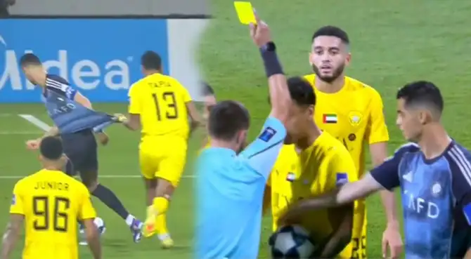 Renato Tapia amonestado por jalar camiseta de Cristiano Ronaldo.