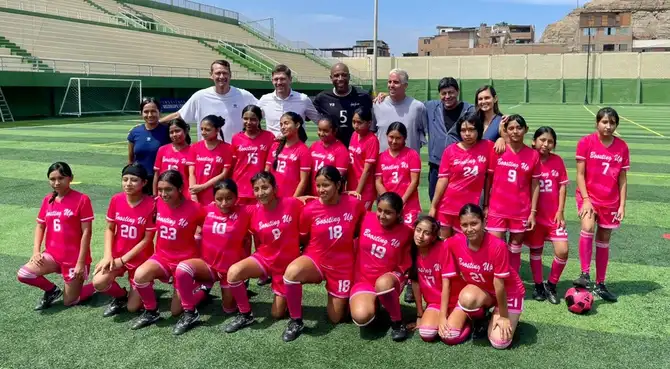 La Asociación Sueco Peruana de Desarrollo, con el apoyo de Betsson Group, lanza Boosting Up, un programa de cinco años para 22 escolares de Chorrillos, enfocándose en deporte, educación y bienestar.