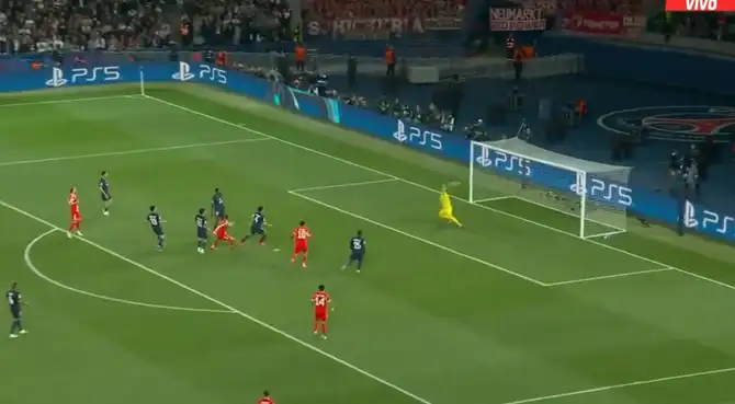 Michael Olise anotó el empate del Bayern Múnich sobre el PSG.