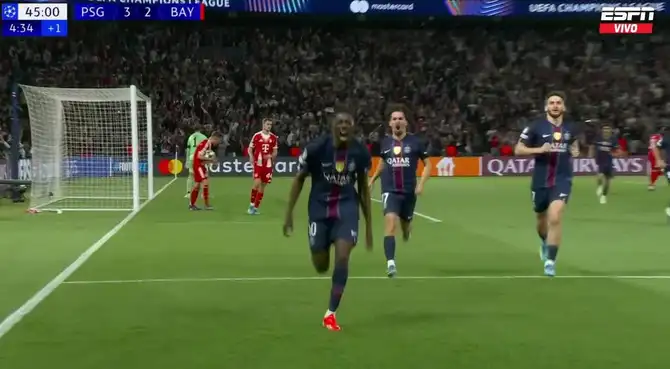 Dembélé no falló a la hora de definir el penal y puso la ventaja del PSG sobre el Bayern.
