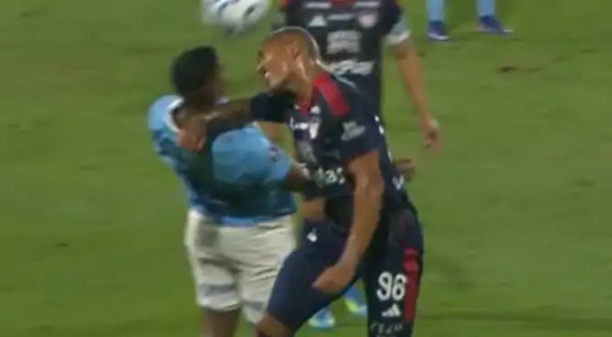 El defensor de Junior le aplicó un brutal codazo a Miguel Araujo y vio la roja.