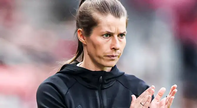 Marie-Louise Eta se convierte en la primera DT en ganar en la Bundesliga. Foto: X