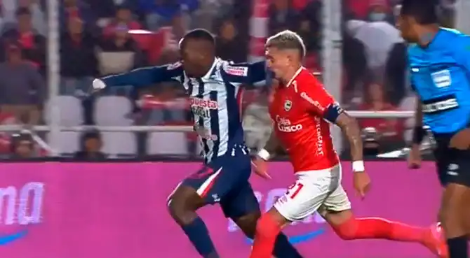 Luis Advíncula golpeó en el rostro al delantero de Cienciano. Luis Advíncula golpeó en el rostro al delantero de Cienciano.