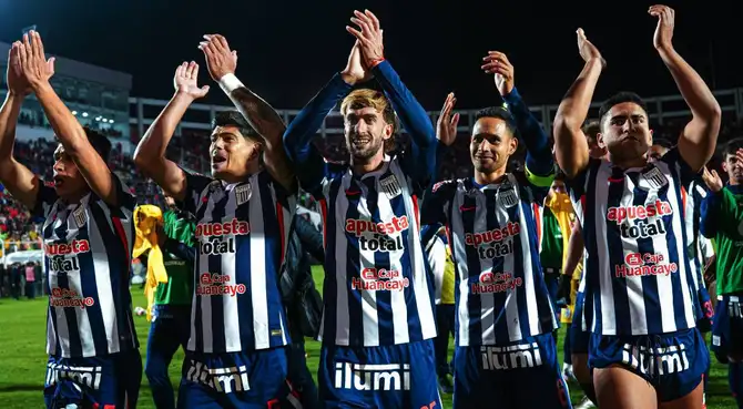 Campeón con San Lorenzo se rindió ante jugadores de Alianza Lima. Campeón con San Lorenzo se rindió ante jugadores de Alianza Lima.