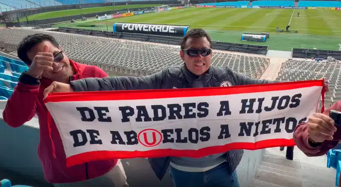 Hinchas de Universitario presentes en Uruguay.