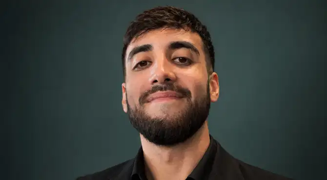 Cristian Ayala destaca la dificultad que enfrentan muchos hombres para expresar sus emociones, a menudo debido a un entorno que no les ofrece un espacio seguro para hacerlo.