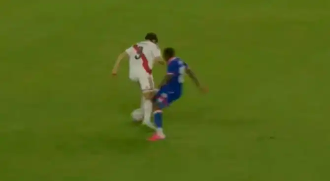 Fabio Gruber cometió un tremendo error que casi acaba en el segundo tanto de Haití. Fabio Gruber cometió un tremendo error que casi acaba en el segundo tanto de Haití.