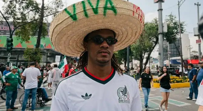 Carrillo pasa incómodo momento cuando no lo reconocen en México: "¿Habla español?" Carrillo pasa incómodo momento cuando no lo reconocen en México: "¿Habla español?"