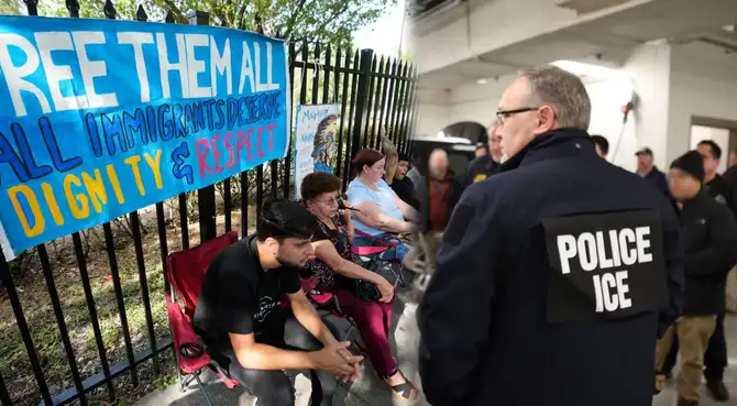 Inmigrantes denuncian retención y malas condiciones en oficina del ICE en Miami Inmigrantes denuncian retención y malas condiciones en oficina del ICE en Miami