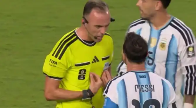 Lionel Messi protagoniza tenso momento con el árbitro.