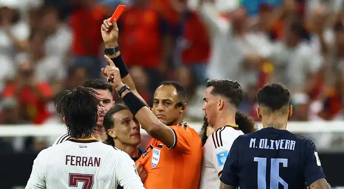 Las polémicas decisiones de Ismail Elfath, árbitro que dirigirá el Argentina vs Inglaterra por el Mundial 2026