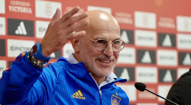 Luis de la Fuente pide a sus jugadores cumplir la promesa de tatuarse su rostro. Luis de la Fuente pide a sus jugadores cumplir la promesa de tatuarse su rostro.