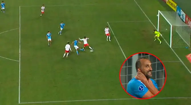 Hernán Barcos se falló de forma insólita el 1-0 de Cristal ante Bragantino. Foto: composición Líbero/ESPN